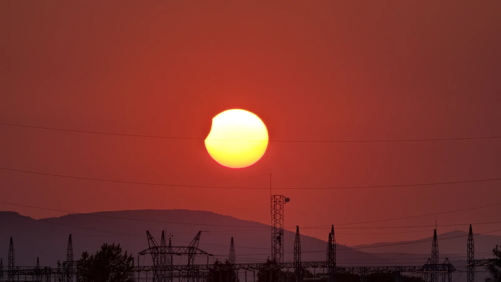 O Sol já mordido, ao entardecer